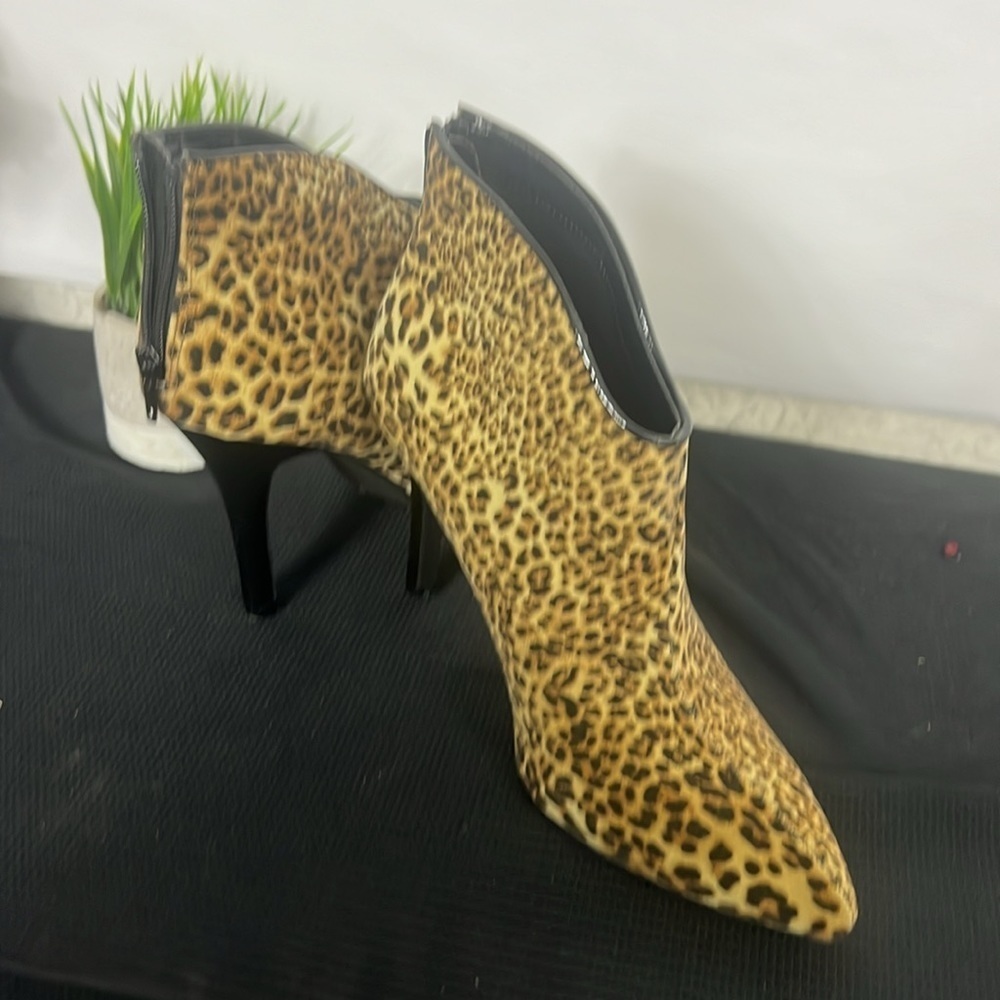 CARLOS SANTANA "Pizazz" Leopard Print Booties - Size 8 - Picture 5 of 7